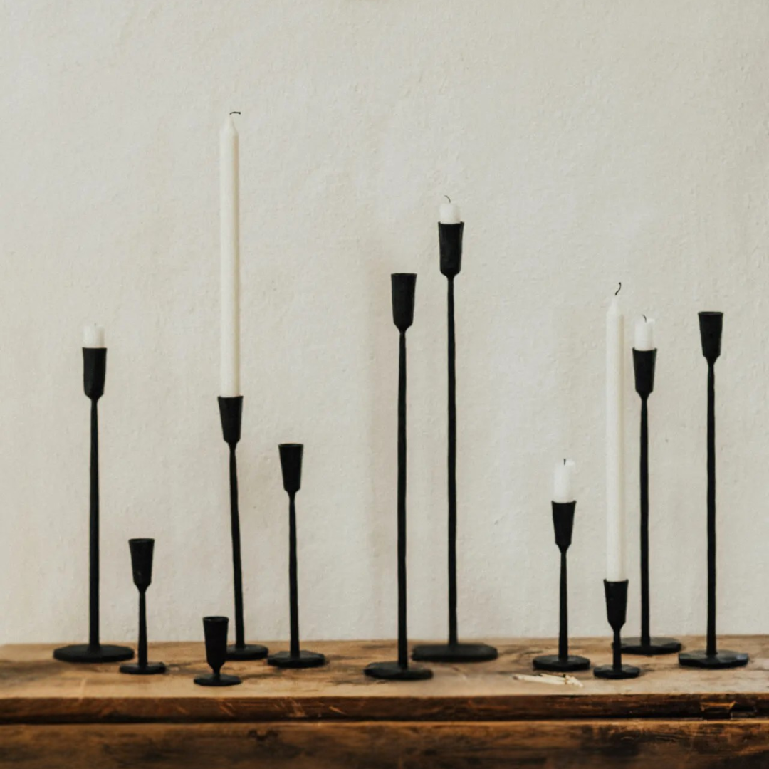 Zwarte minimalistische kaarshouders in verschillende afmetingen - minimalistisch interieur