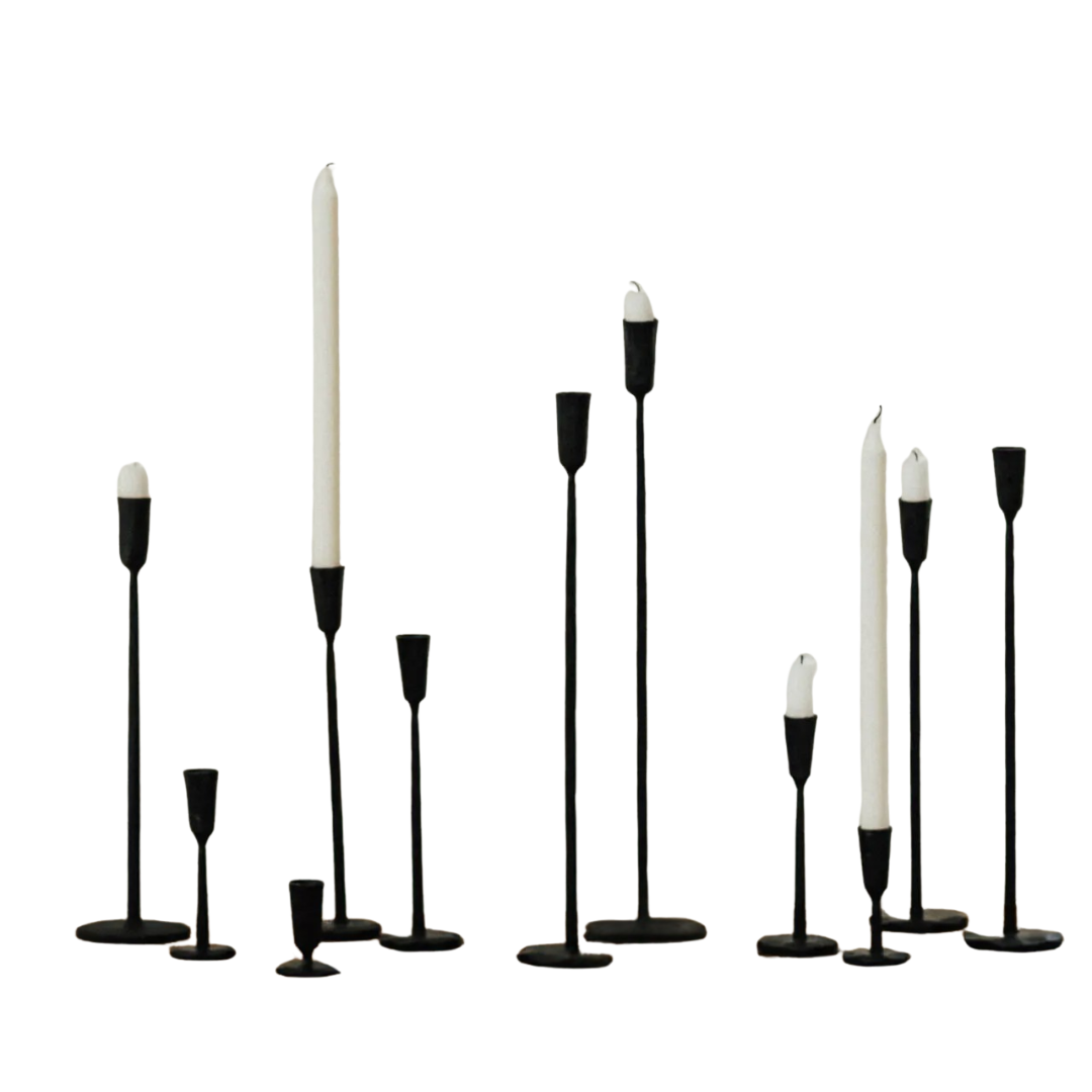 Ina kaarshouders in verschillende formaten, sommigen met een witte kaars erin