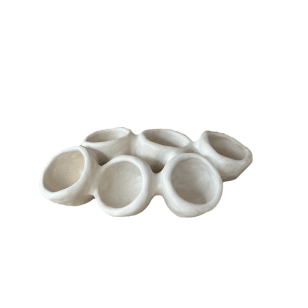 Handgemaakt wit keramiek bord Organic Fushion 1, bestaande uit verschillende kleine kommen die naadloos aan elkaar zijn bevestigd.