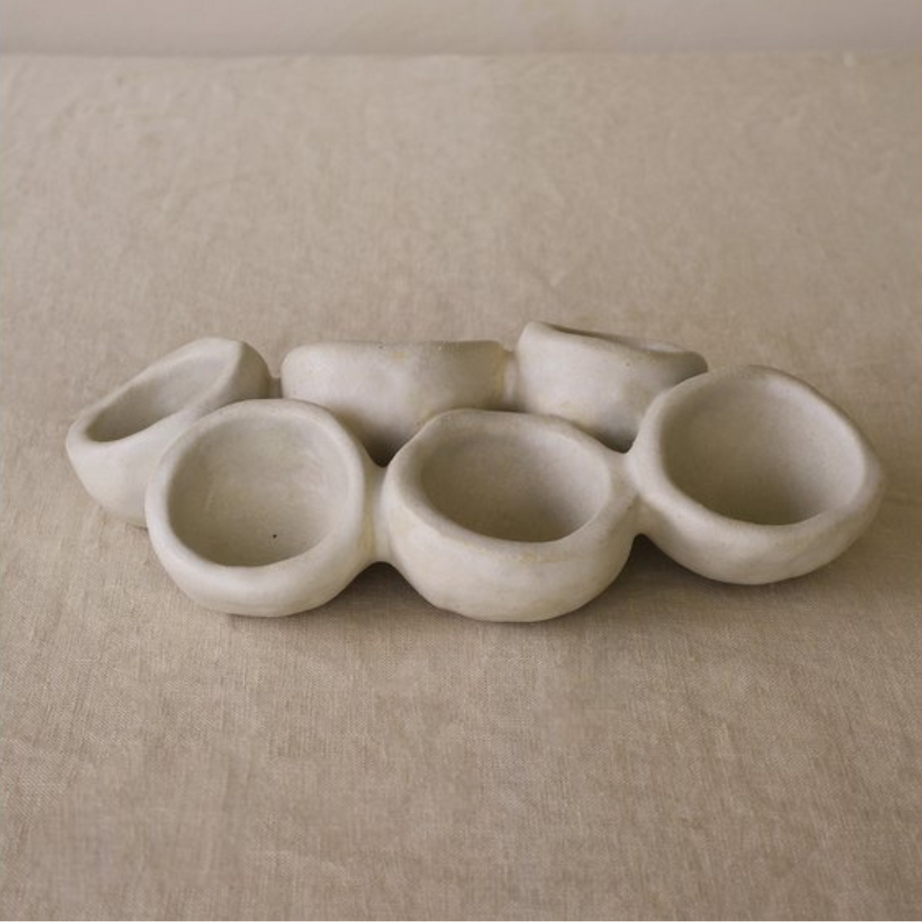 Ini Ceramique handgemaakt wit keramiek bord Organic Fushion 1 op een linnen tafelkleed
