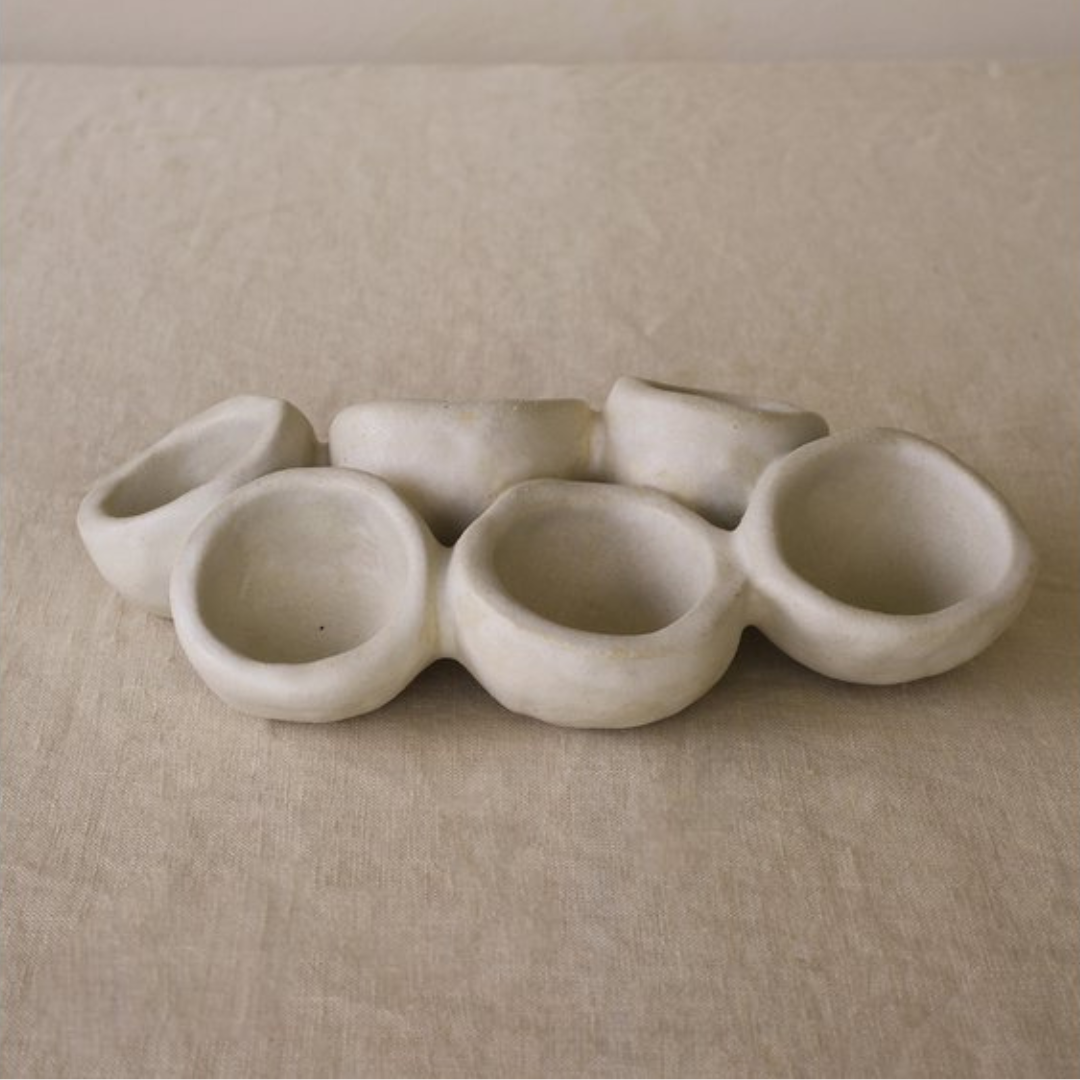 Ini Ceramique handgemaakt wit keramiek bord Organic Fushion 1 op een linnen tafelkleed