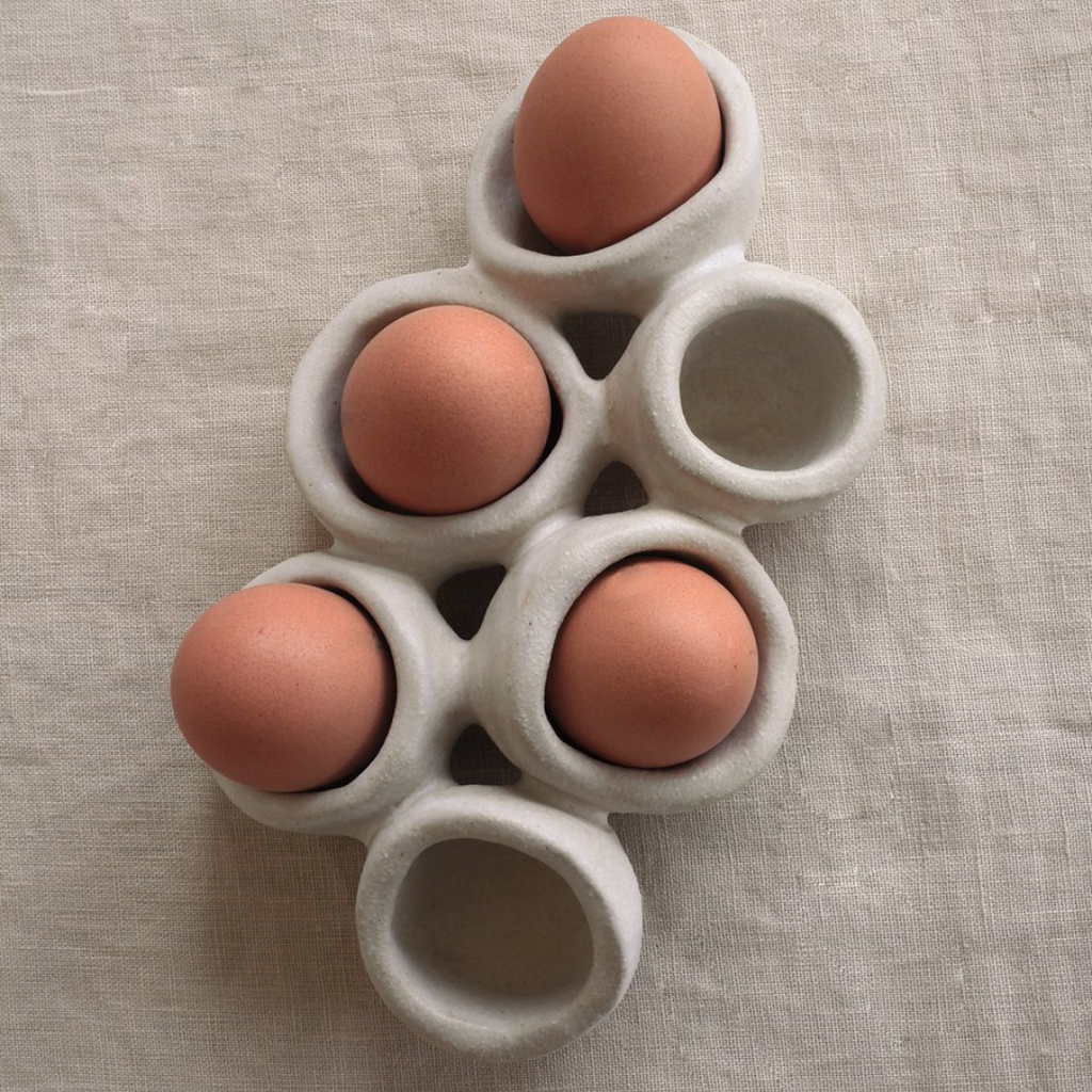 Hadgemaakt keramieken bord Organic Fusion N°1 van Ini Ceramique gepresenteerd met eieren