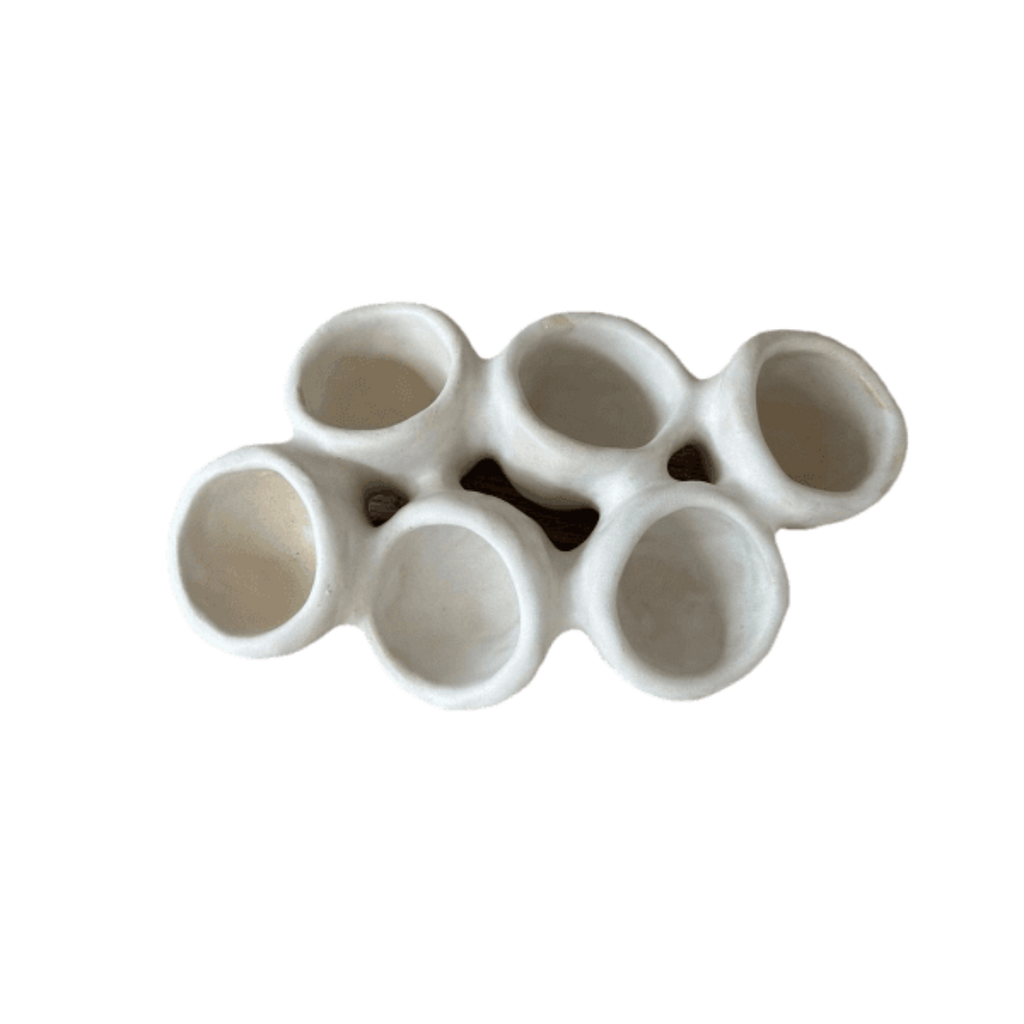Bovenaanzicht van handgemaakt wit keramiek bord Organic Fushion 1 tegen een transparante achtergrond