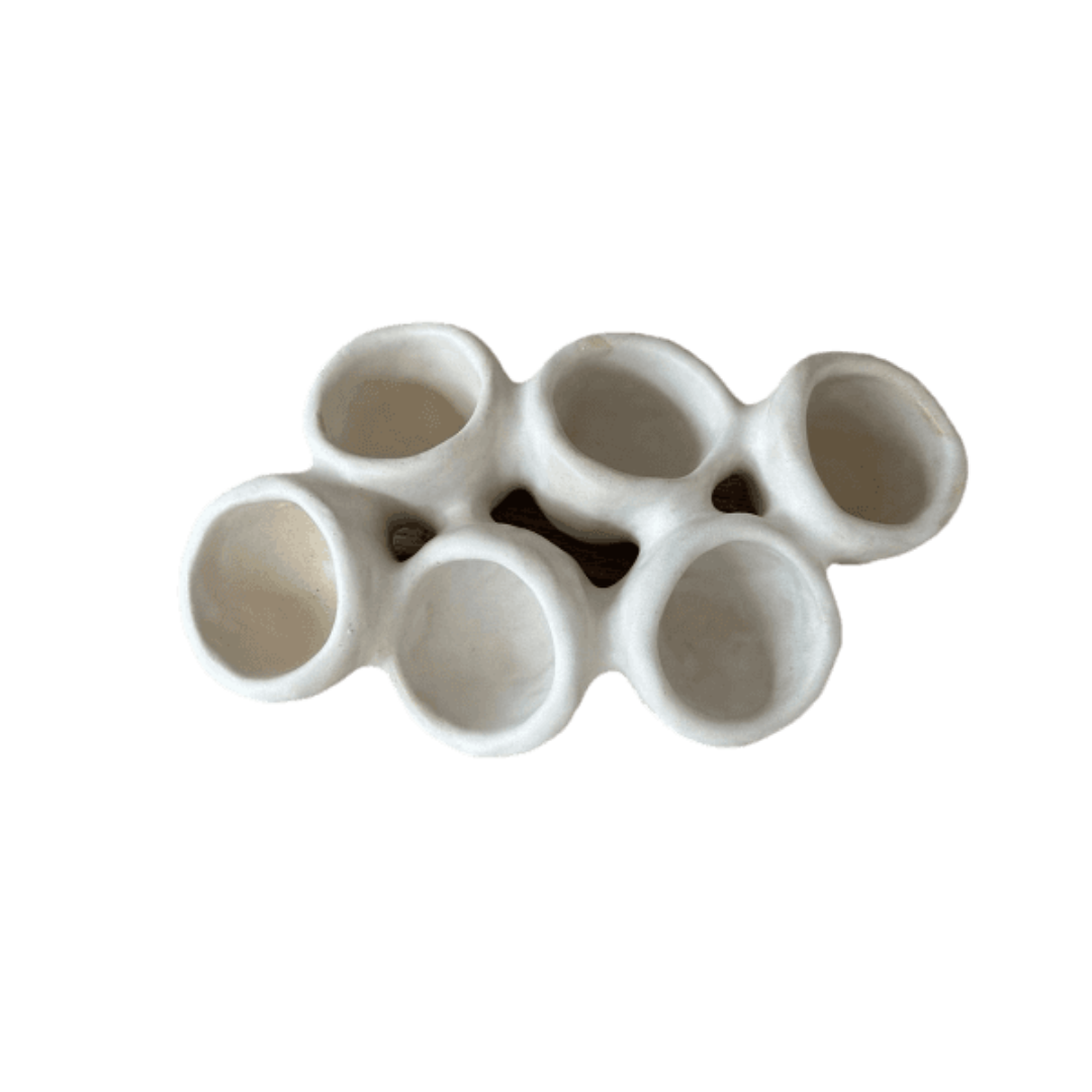 Bovenaanzicht van handgemaakt wit keramiek bord Organic Fushion 1 tegen een transparante achtergrond