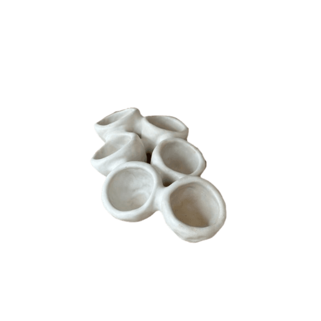 Ini Ceramique handgemaakt wit keramiek bord Organic Fushion 1 bestaande uit 6 aan elkaar bevestigde kleine kommetjes