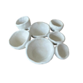 Handgemaakt wit keramiek bord Organic Fushion 2, gemaakt van verschillende kleine kommen die naadloos aan elkaar zijn bevestigd.