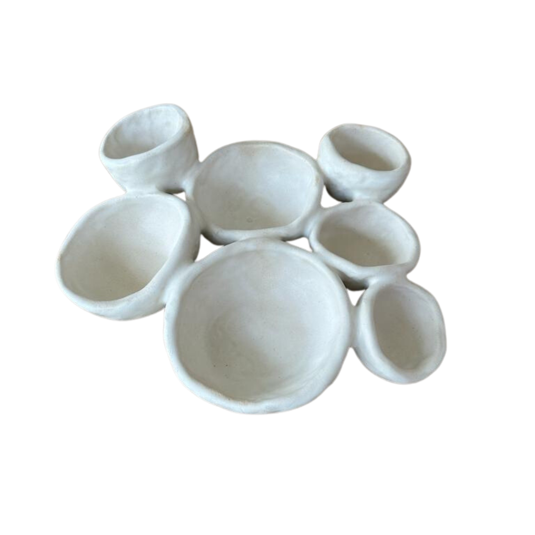 Handgemaakt wit keramiek bord Organic Fushion 2, gemaakt van verschillende kleine kommen die naadloos aan elkaar zijn bevestigd.