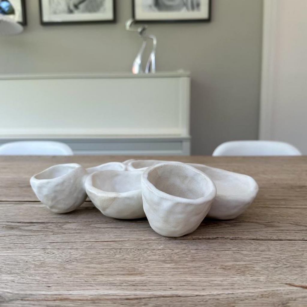 Bord als centerpiece op een houten tafel met neutrale styling.