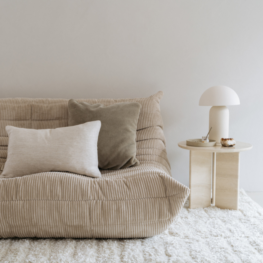 Bijzettafel Jade gestyled in een modern interieur met neutrale kleuren
