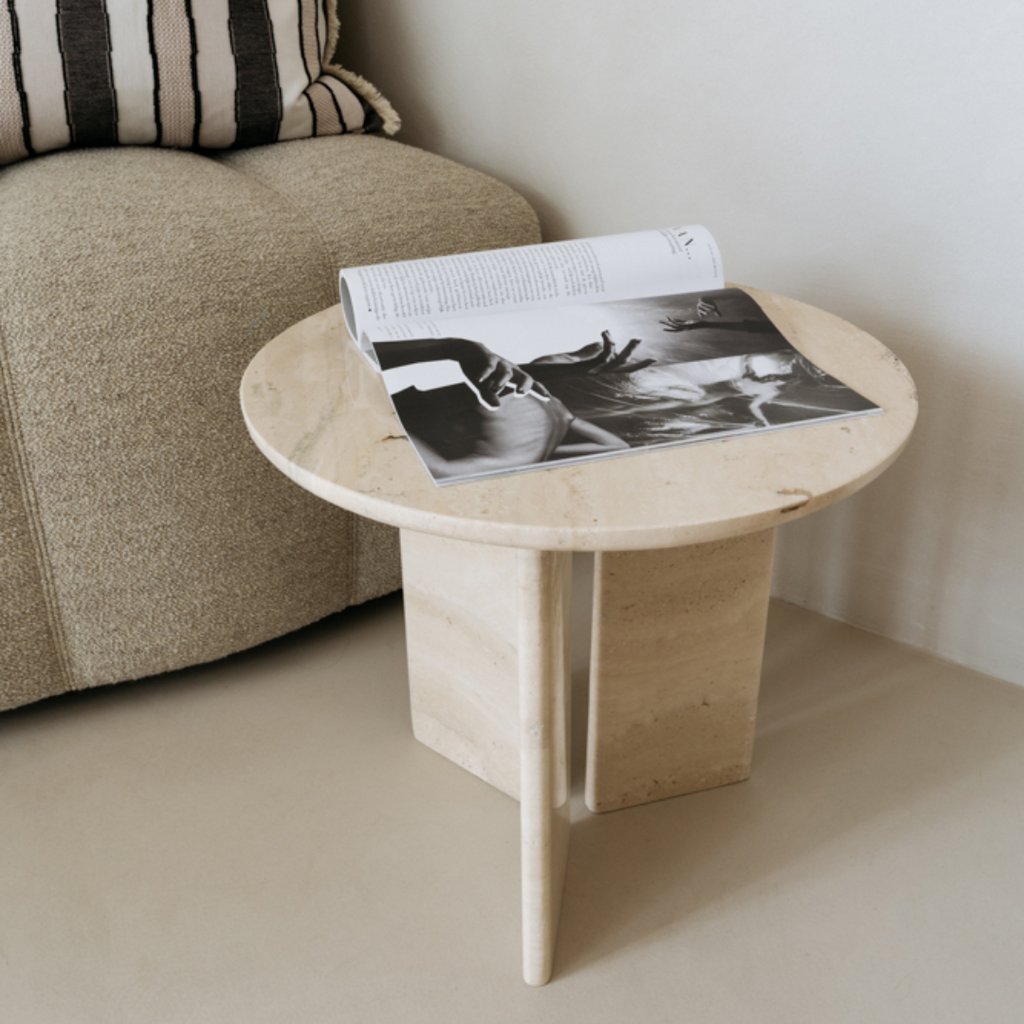 Bijzettafel Jade naast een bank, gebruikt als stijlvolle accenttafel.​