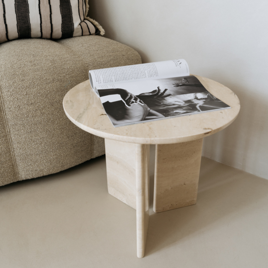 Bijzettafel Jade naast een bank, gebruikt als stijlvolle accenttafel.​