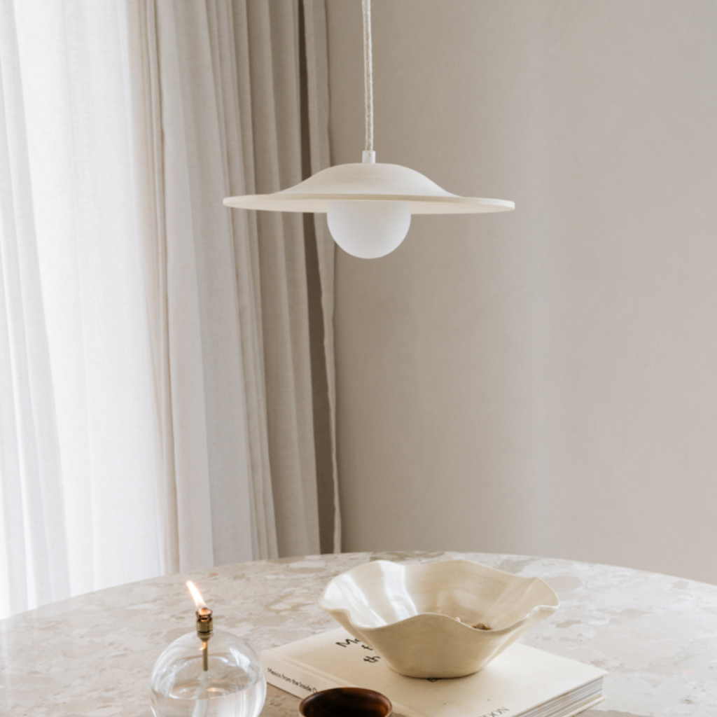 July hanglamp gestyled boven een eettafel in een minimalistisch interieur