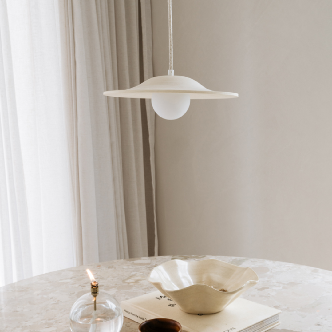 July hanglamp gestyled boven een eettafel in een minimalistisch interieur