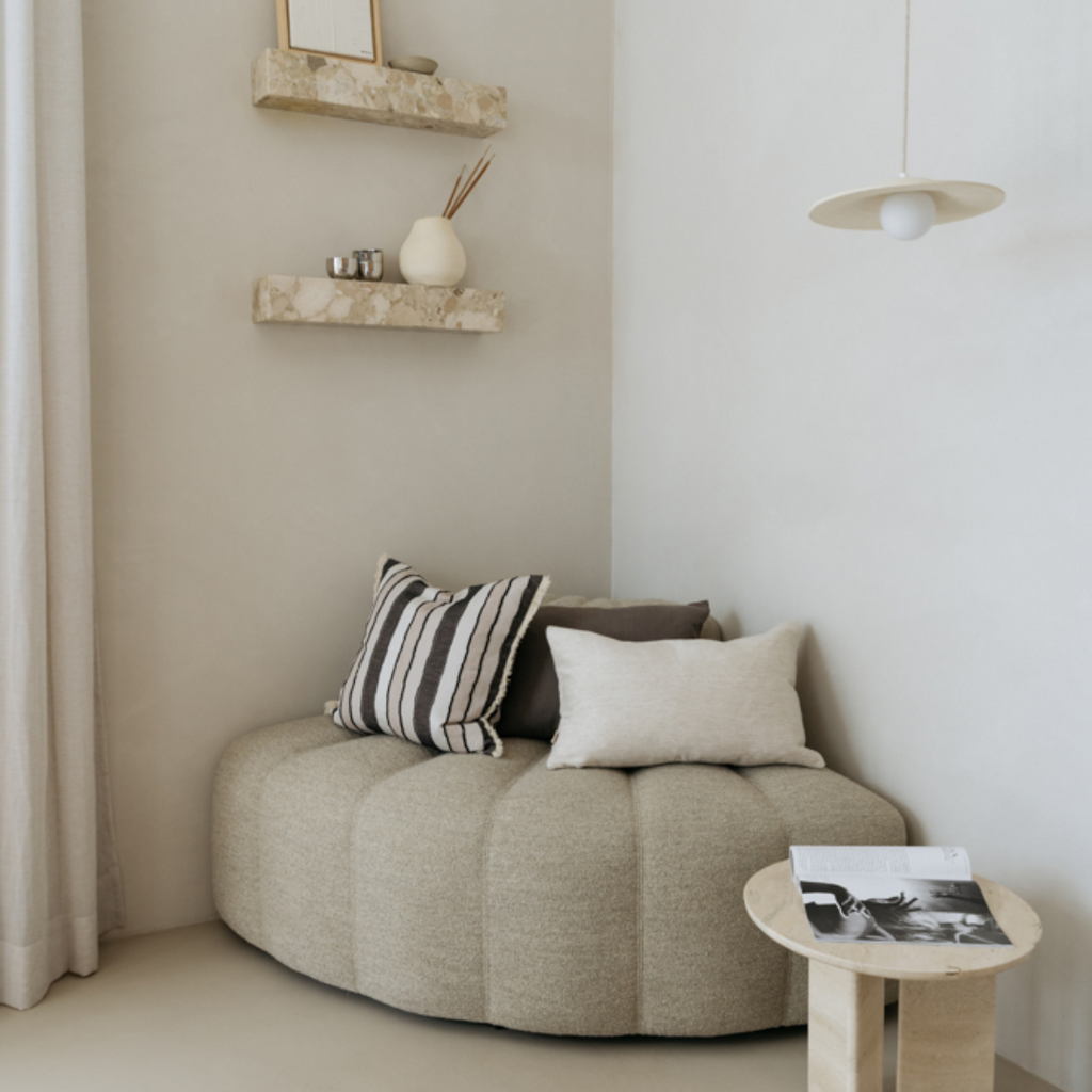 July hanglamp als blikvanger in een Scandinavisch geïnspireerde woonkamer