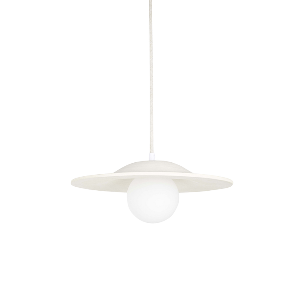 Zijaanzicht van de sculpturale July hanglamp met organische vorm en de mat opaal glazen bol