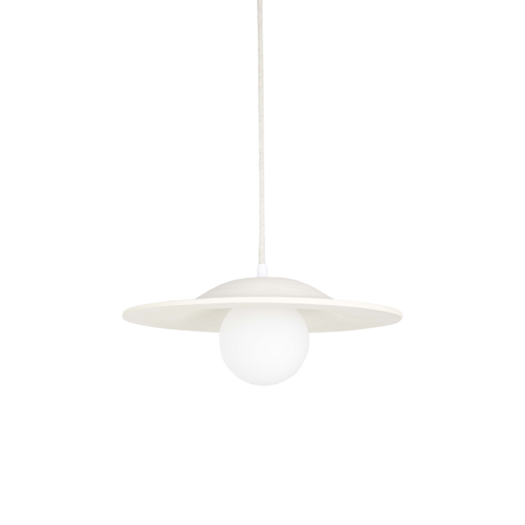 Zijaanzicht van de sculpturale July hanglamp met organische vorm en de mat opaal glazen bol