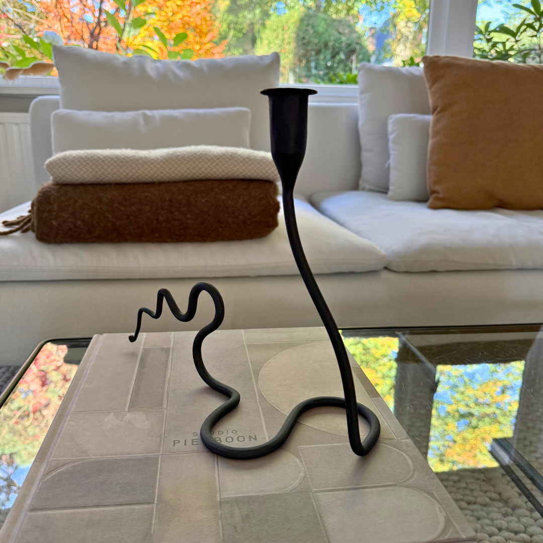 Kaa kaarshouder van Olsson & Jensen op salontafel – tijdloos design voor warmte en karakter in huis