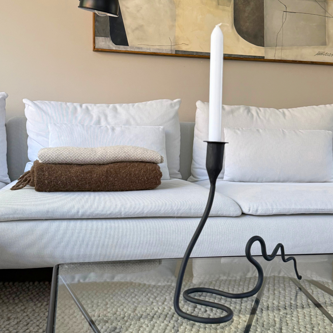 Metalen golvende Kaa kaarshouder met kaars – elegant en stijlvol woonaccessoire in een warm minimalistisch interieur