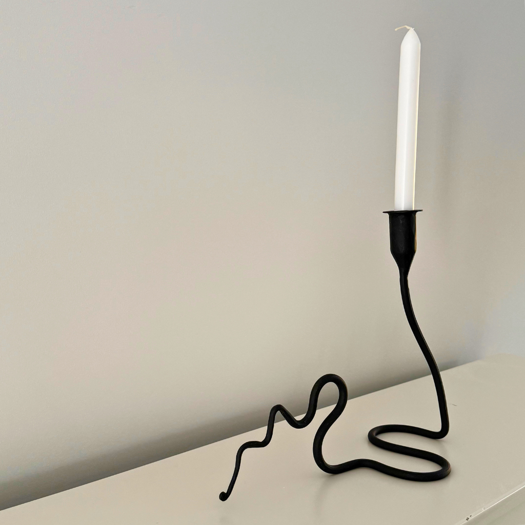 Kaa kaarshouder van Olsson & Jensen met witte kaars – minimalistische lijnen met sculpturale vorm