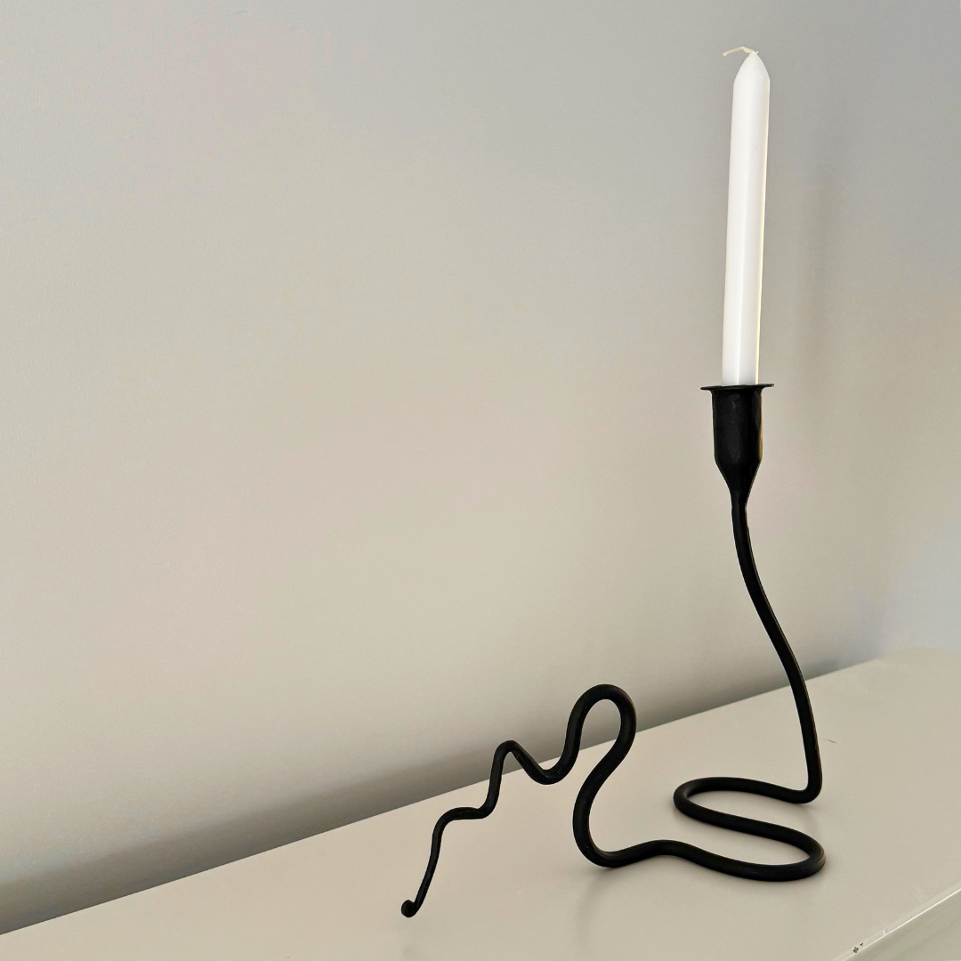 Kaa kaarshouder van Olsson & Jensen met witte kaars – minimalistische lijnen met sculpturale vorm