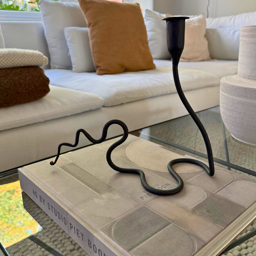 Kaa kaarshouder van Olsson & Jensen als woonaccessoire  op een salontafel – elegant metalen design met golvende sculpturale lijnen