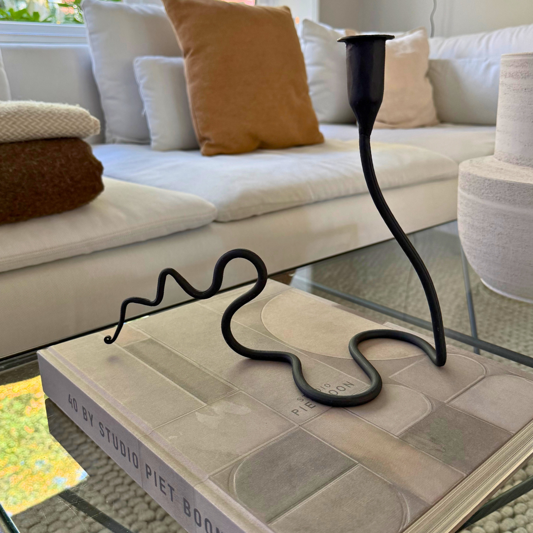Kaa kaarshouder van Olsson & Jensen als woonaccessoire  op een salontafel – elegant metalen design met golvende sculpturale lijnen