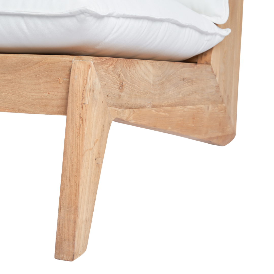 Detailfoto van de teak houten structuur en witte kussens van de Lazy Tweezitter 