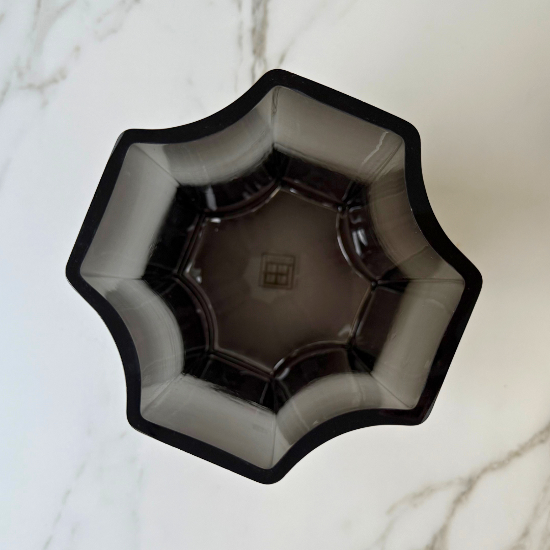 Bovenaanzicht van de acht-hoekige Lenox vaas, de dikte van het glas is goed zichtbaar