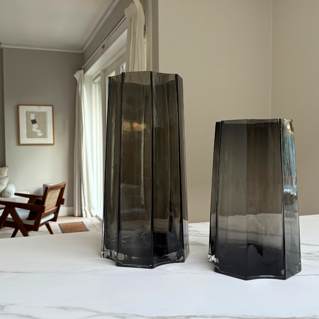 Twee luxe vazen van dik stevig glas in een diepgrijze kleur in een tijdloos interieur