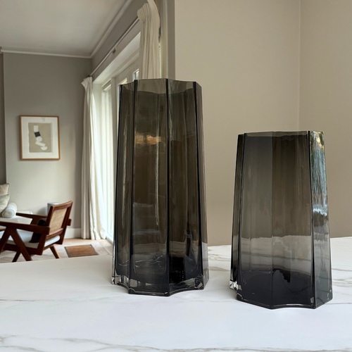 Twee luxe vazen van dik stevig glas in een diepgrijze kleur in een tijdloos interieur