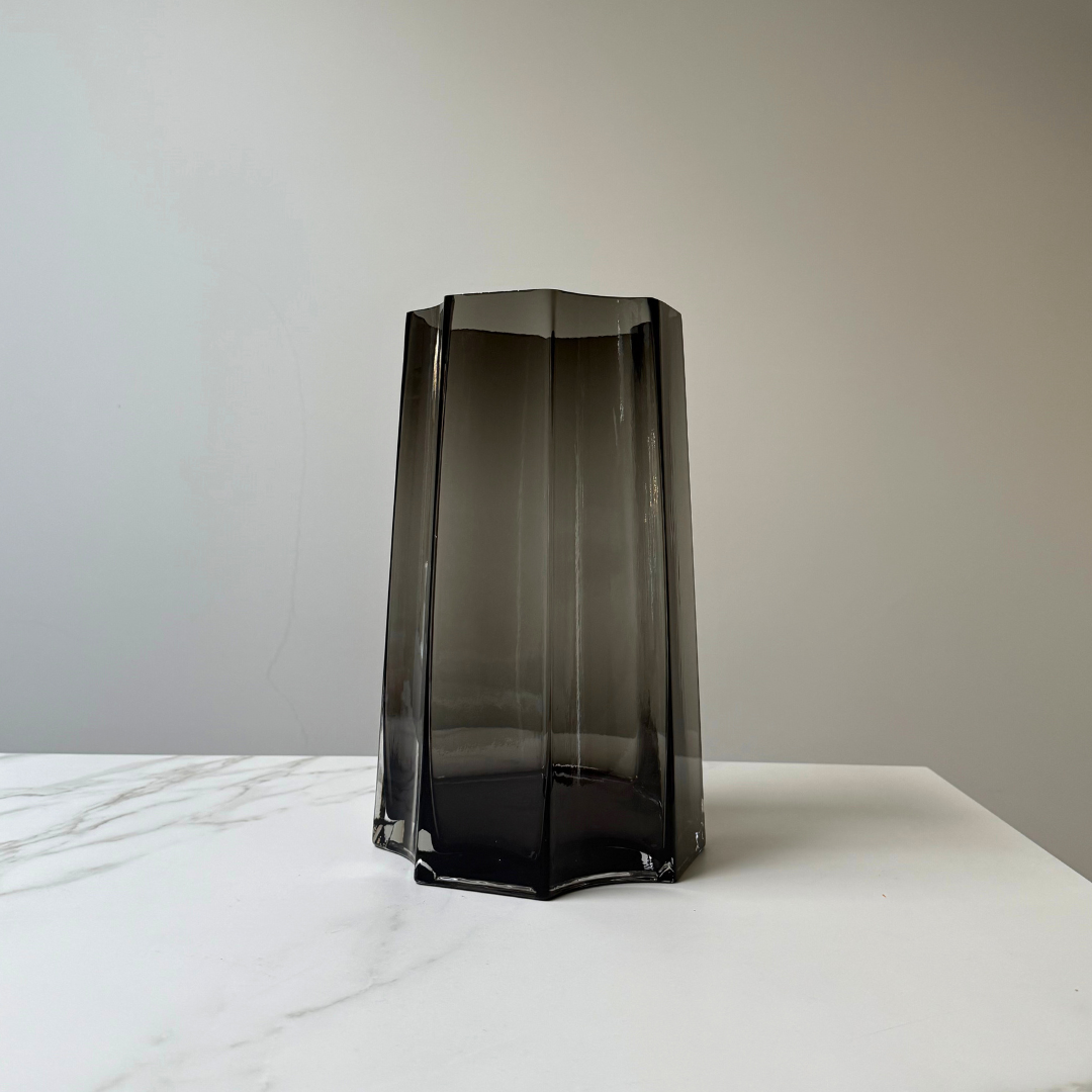 Stijlvolle vaas van 30cm hoog gemaakt van dik grijs transparant glas