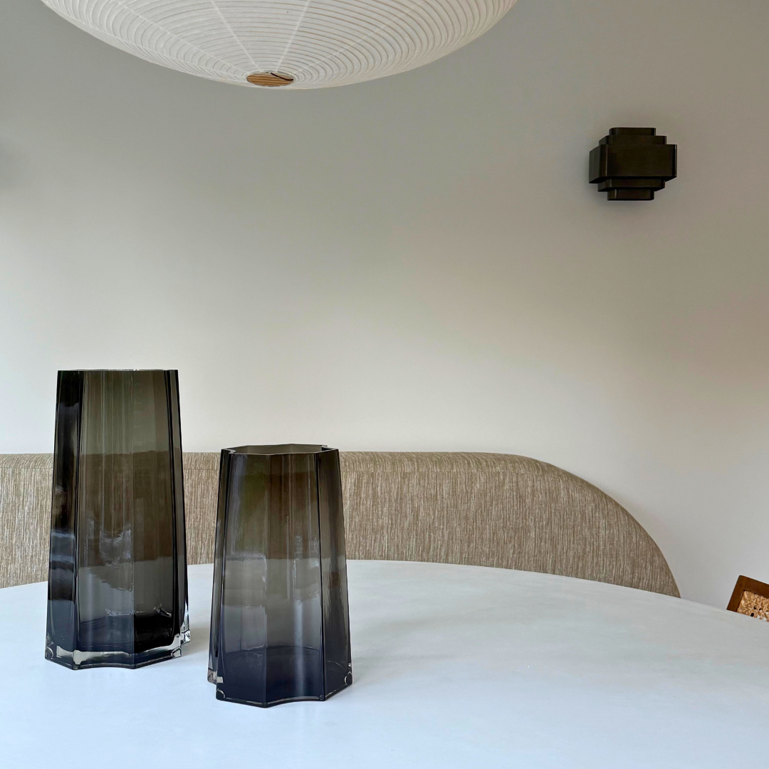 De medium en de large Lenox glazen vazen op een witte eettafel in een stijlvol tijdloos interieur