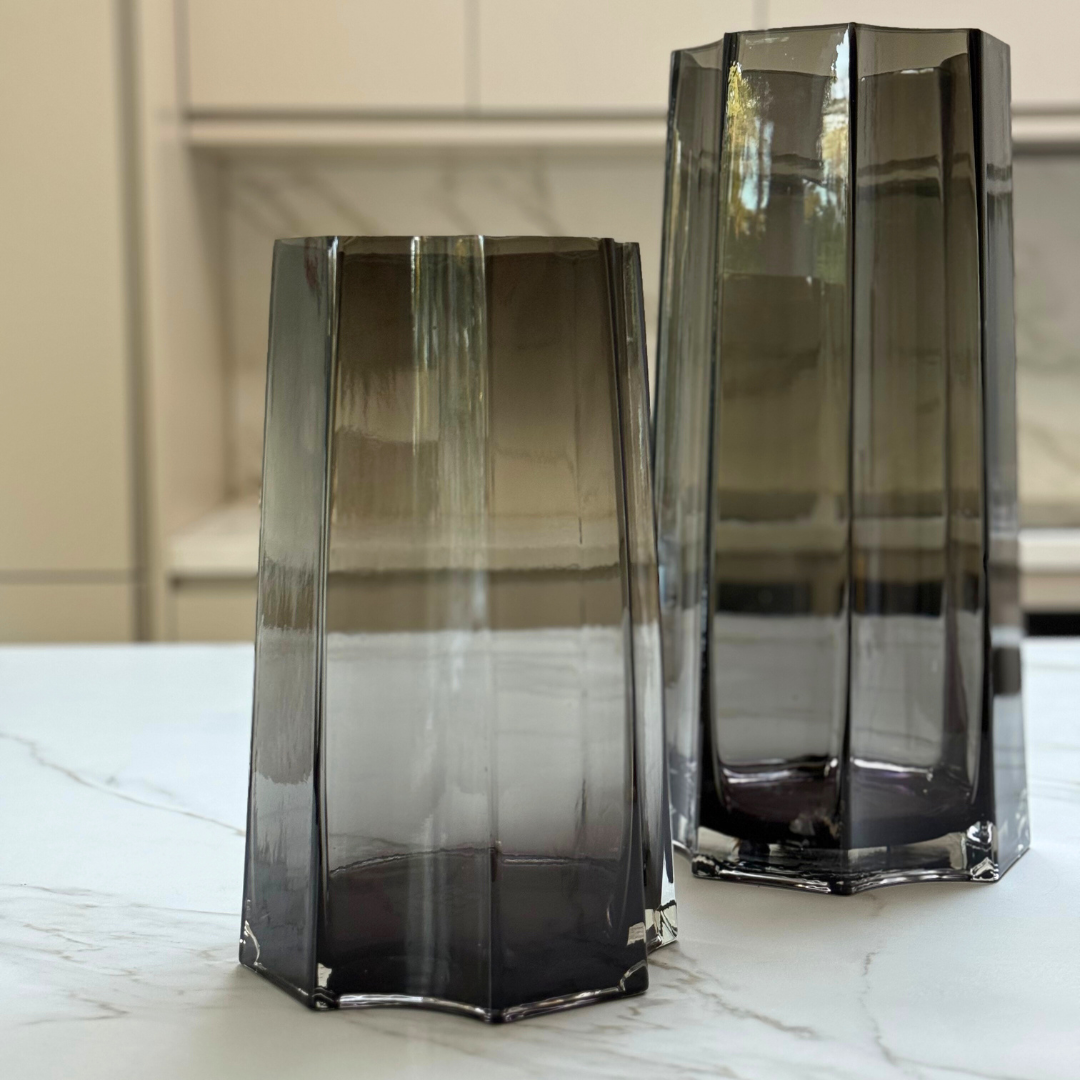 Close-up van de diepgrijze Lenox vazen van Element Accessories in maat medium en large