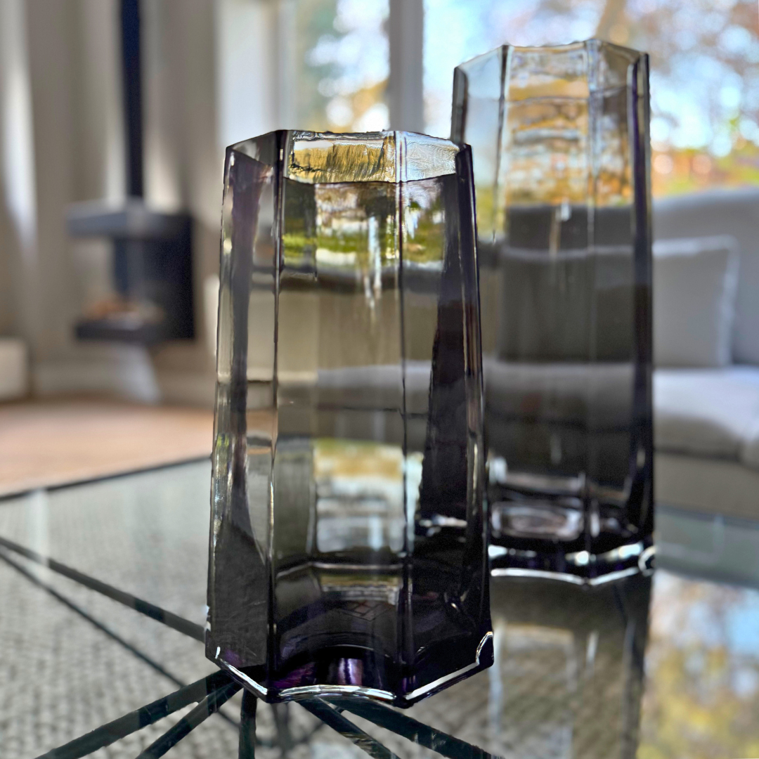 Twee tranparant glazen Lenox vazen op een glazen salontafel