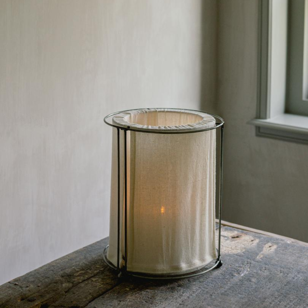 Sfeervolle styling met de Lieke lantaarn in een rustiek interieur