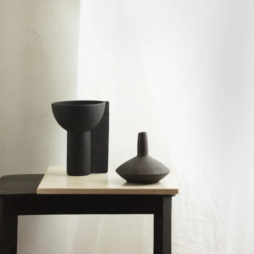 Vaas Lisa van Olsson & Jensen minimalistisch gestyled met een andere vaas - Japandi / Wabi Sabi interieur