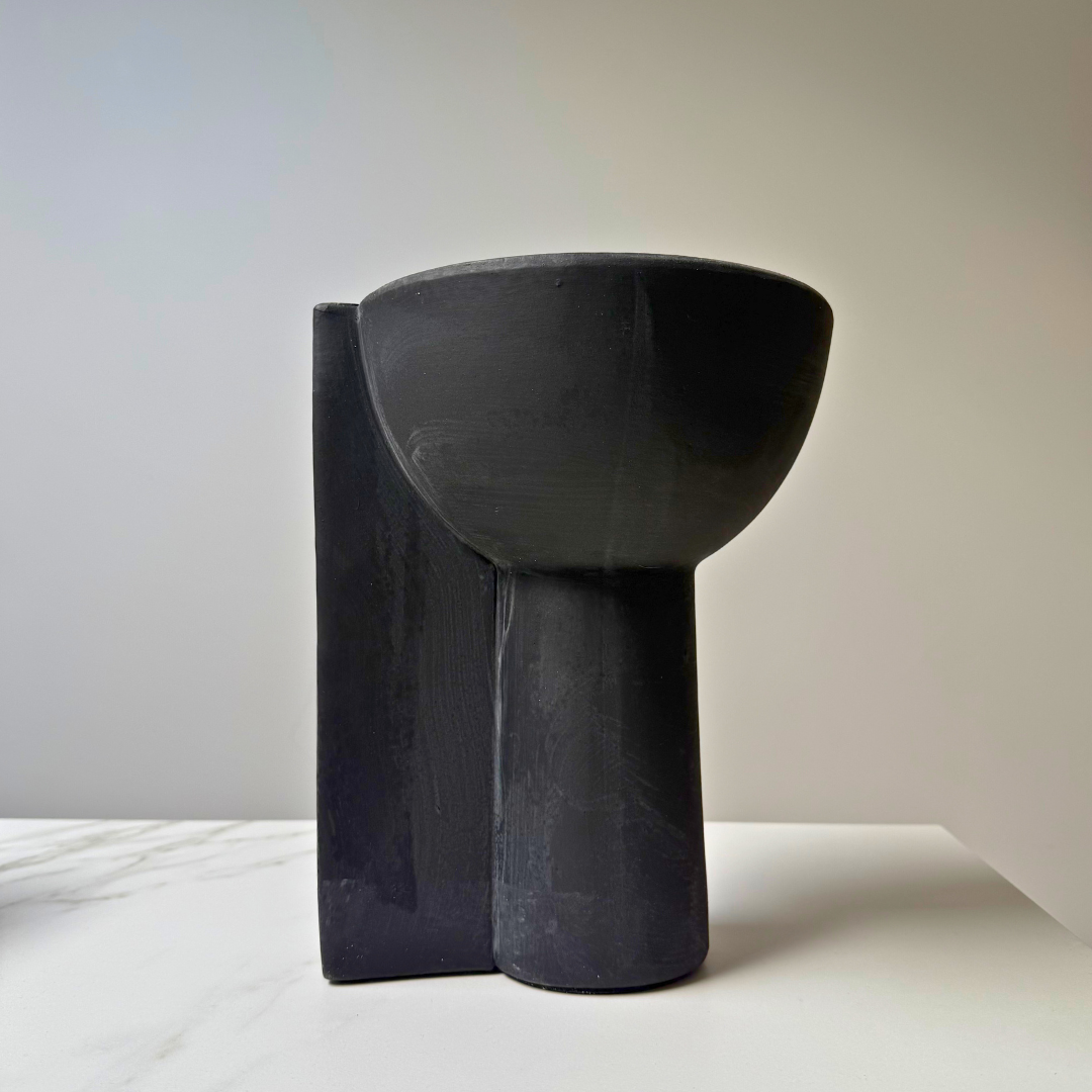 Sculpturale terracotta vaas met mat zwarte afwerking - perfect in Japandi interieur
