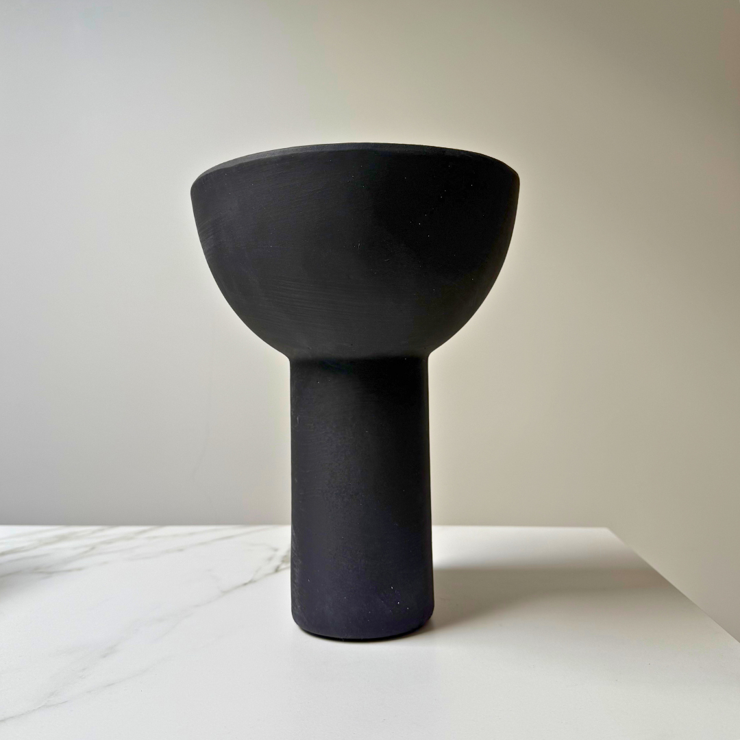 Voorzijde van de mat zwarte terracotta vaas Lisa van Olsson & Jensen