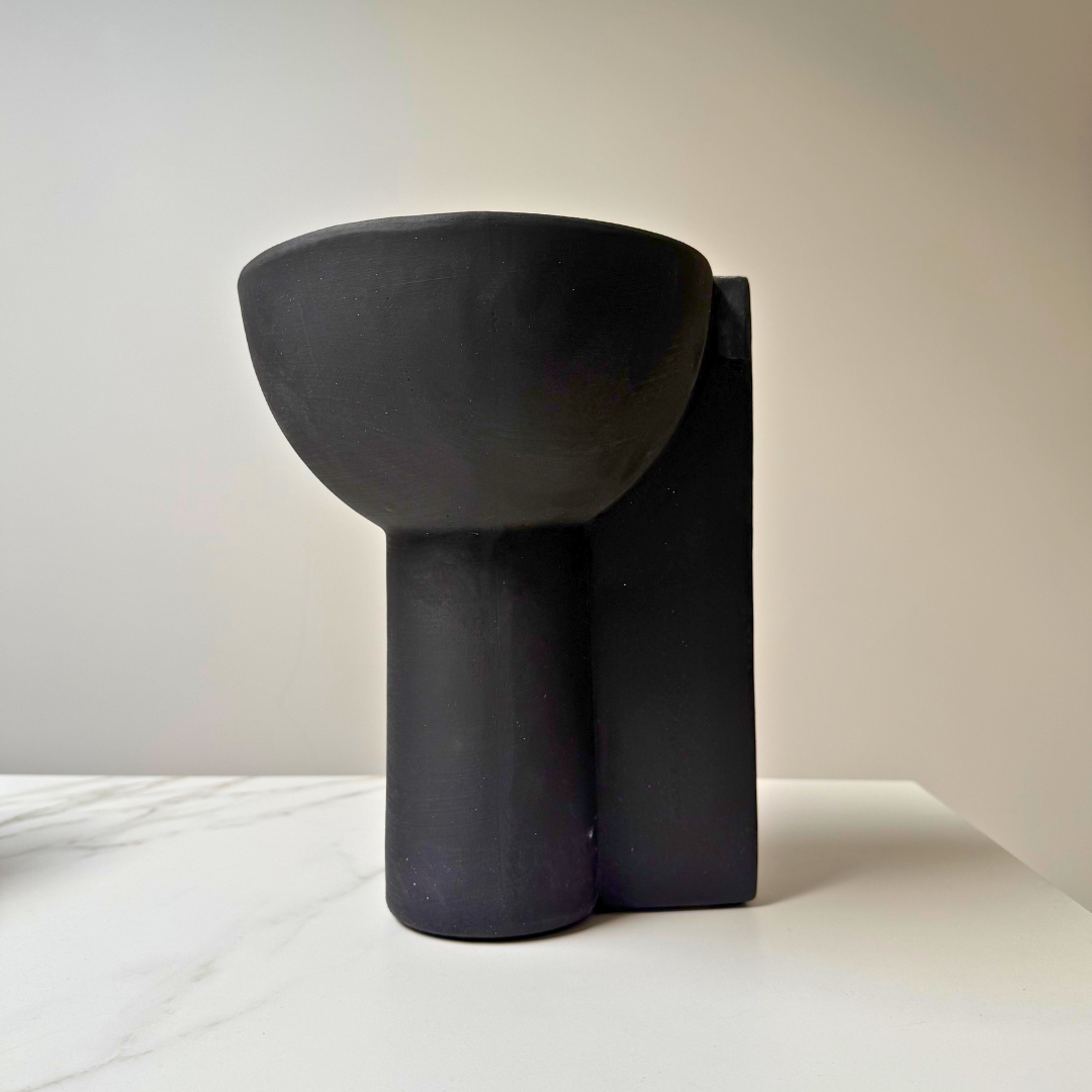 Eyecatcher vaas Lisa met organische ronde vormen en strakke rechte lijnen 