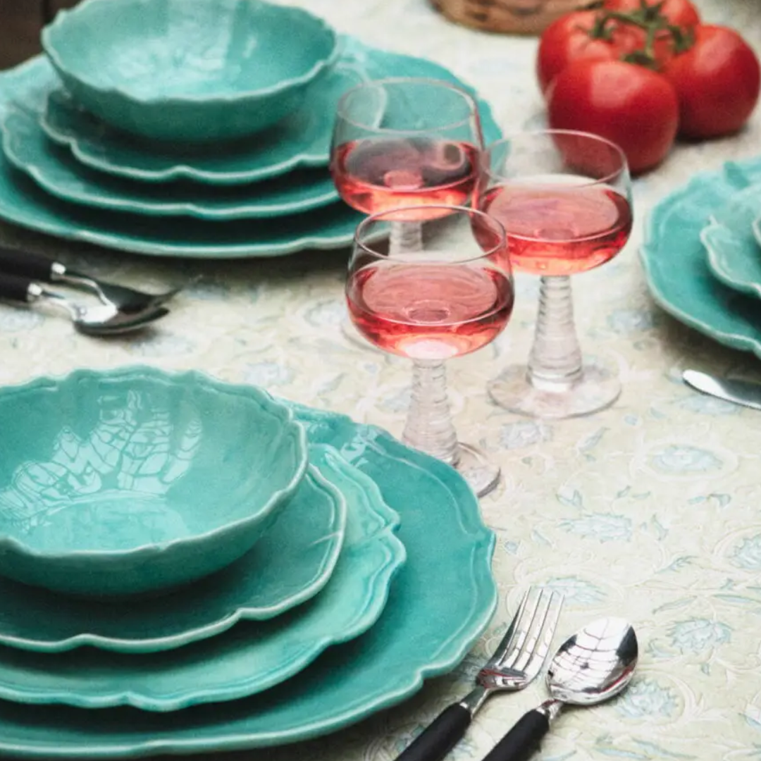 Gevulde Lou wijnglazen van Olsson & Jensen op een gedekte tafel