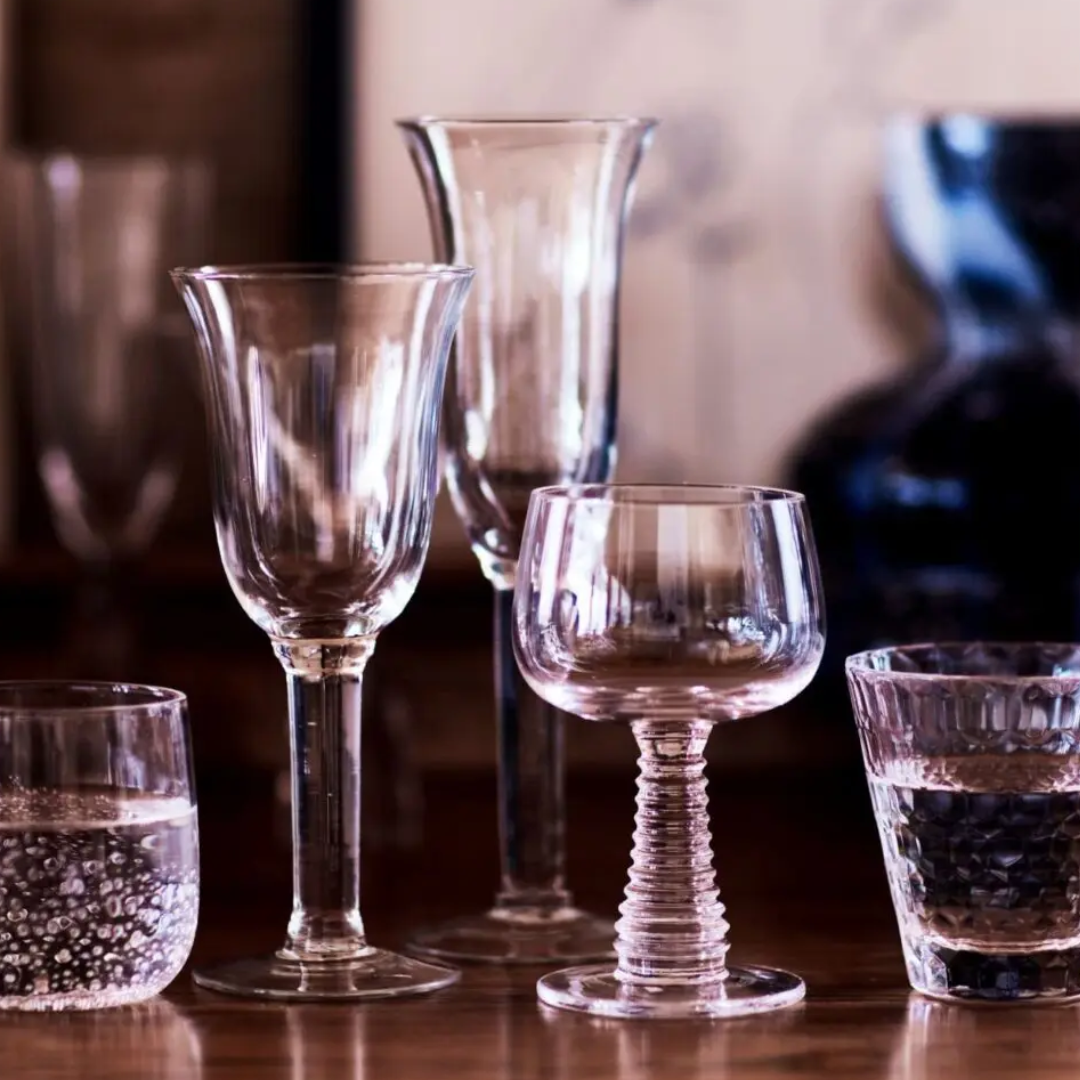 Lou wijnglas met speelse retro look tussen andere glazen