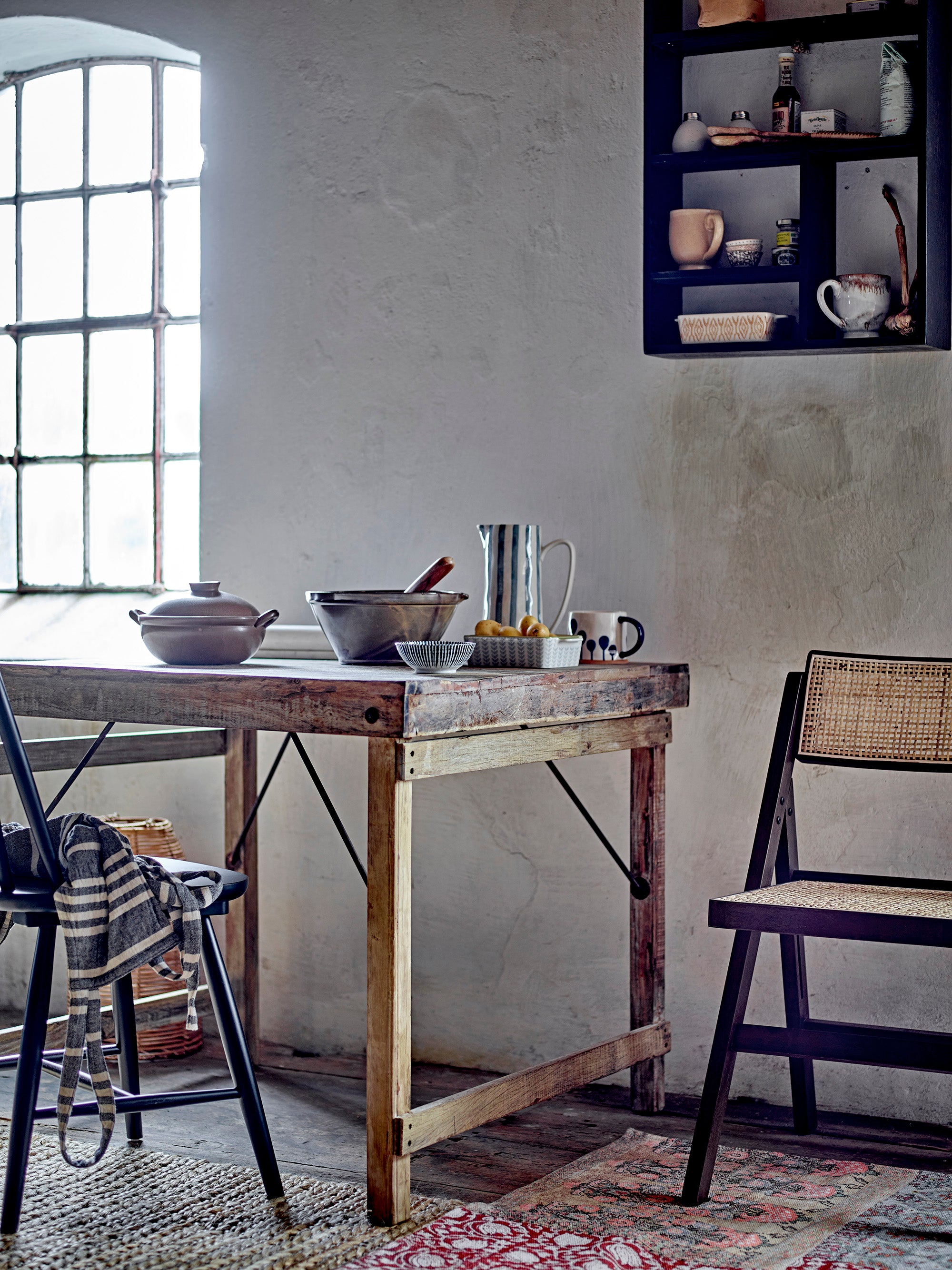 De Loupe stoel naast een robuuste eettafel in een natuurlijk Wabi Sabi interieur