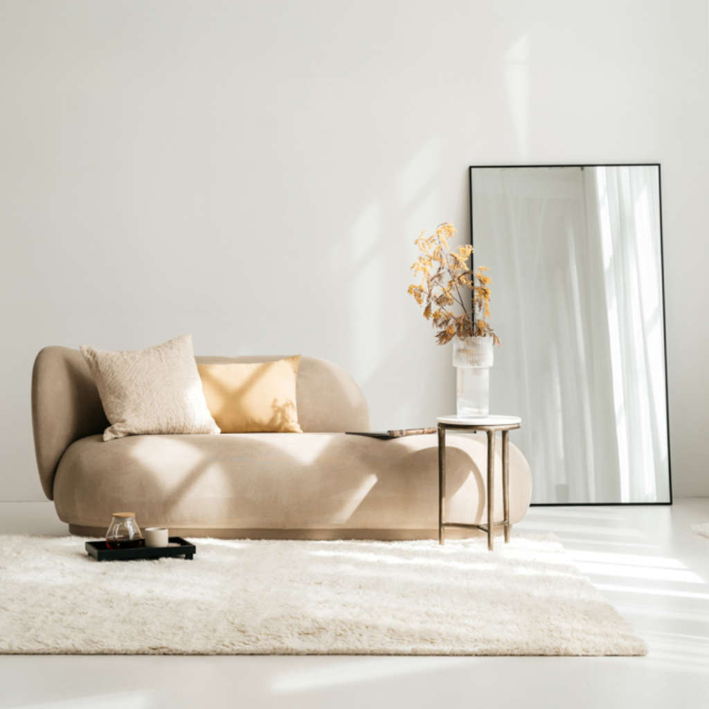 Lynn kussenhoes gestyled op een neutrale bank in een beige minimalistisch interieur.
