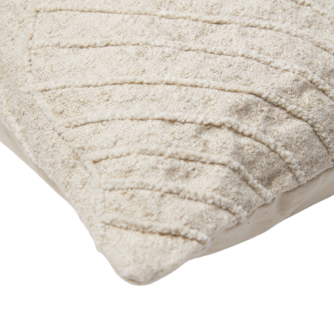 Detailopname van de textuur en afwerking van de Lynn sierkussenhoes in naturel tint