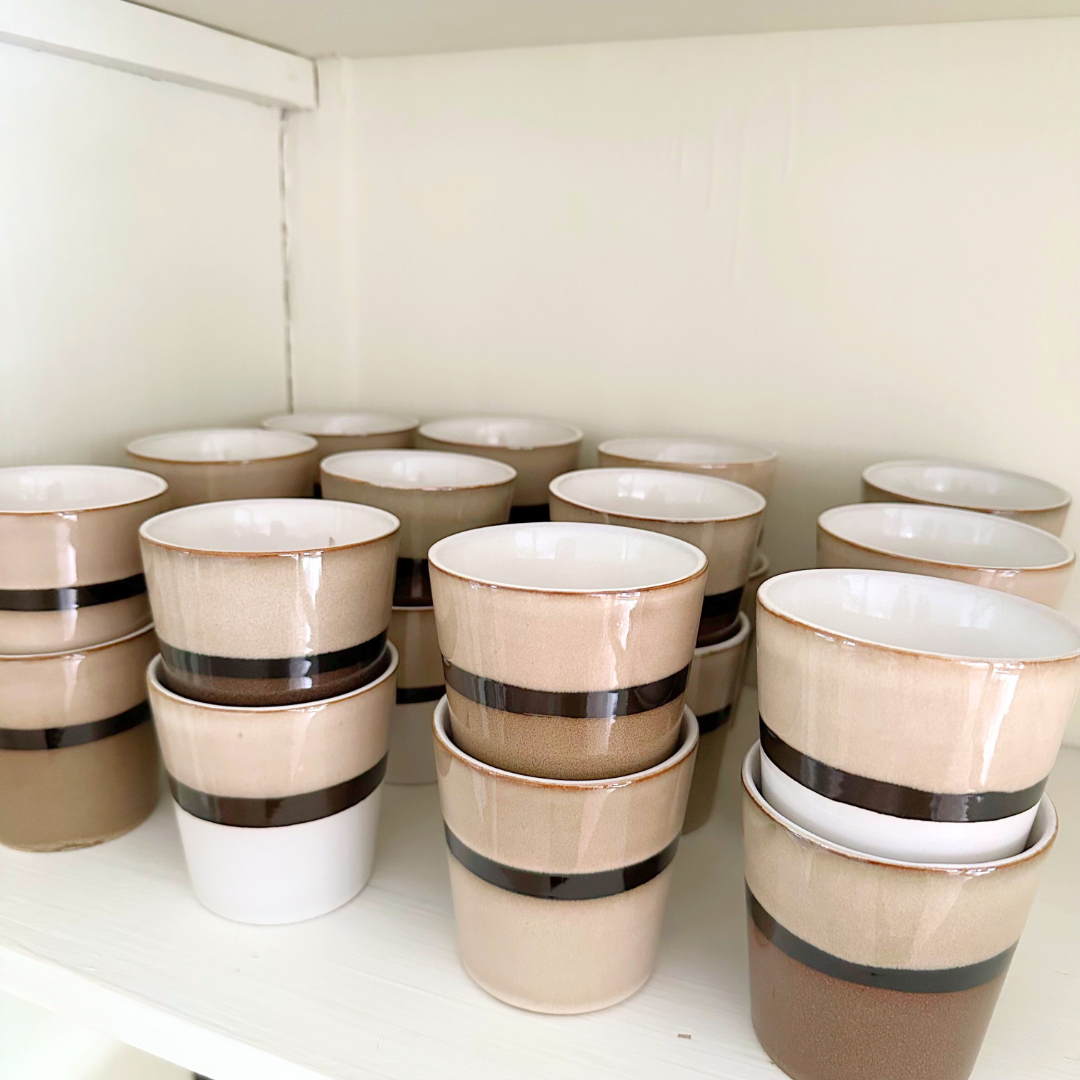 Wabi Sabi koffie / thee mokken in een witte kast