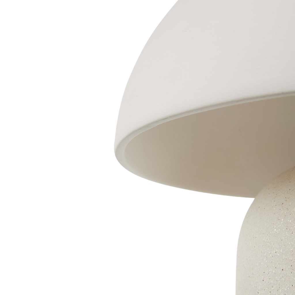 Detailopname van de aardewerken lampenkap van de Maeve tafellamp