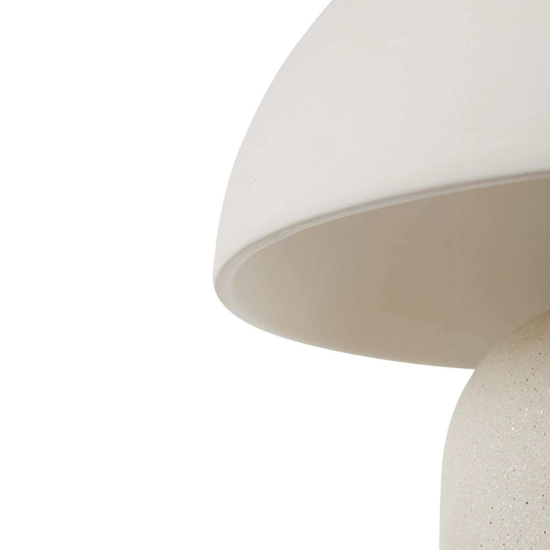 Detailopname van de aardewerken lampenkap van de Maeve tafellamp