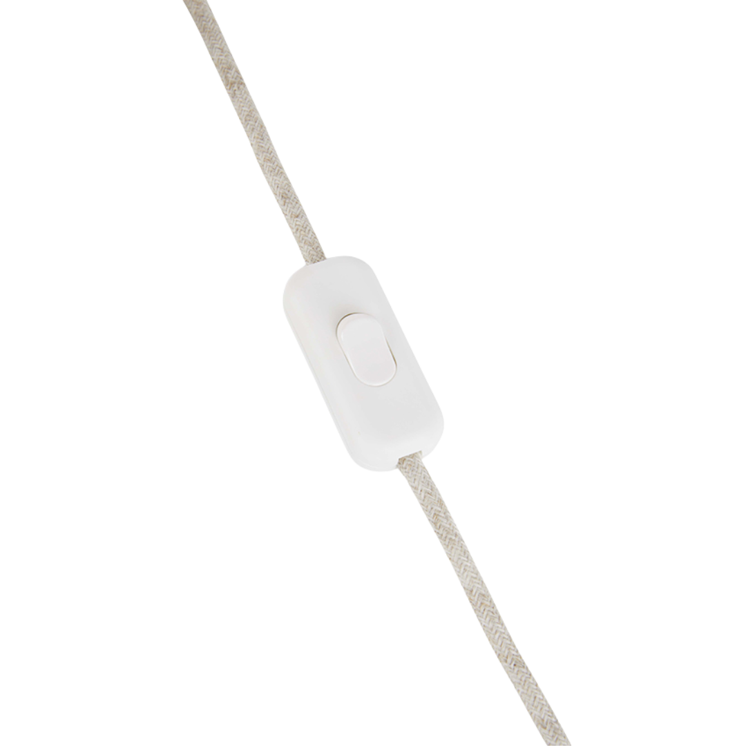 Het beige stoffen elektriciteitssnoer me witte schakelaar van de Maeve tafellamp