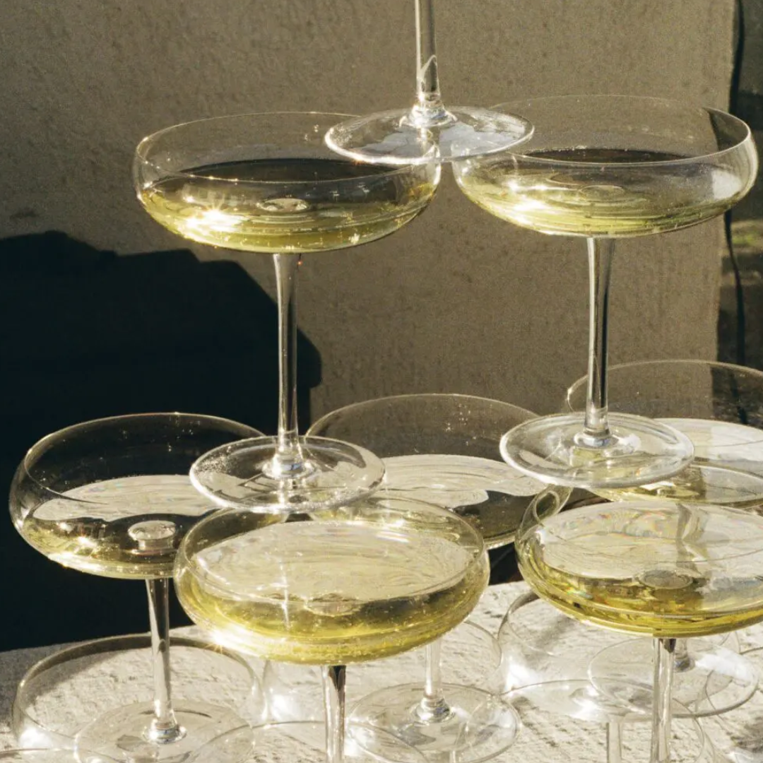 Groep gevulde Mimosa champagne glazen, ideaal voor feestdagen, borrels of speciale gelegenheden