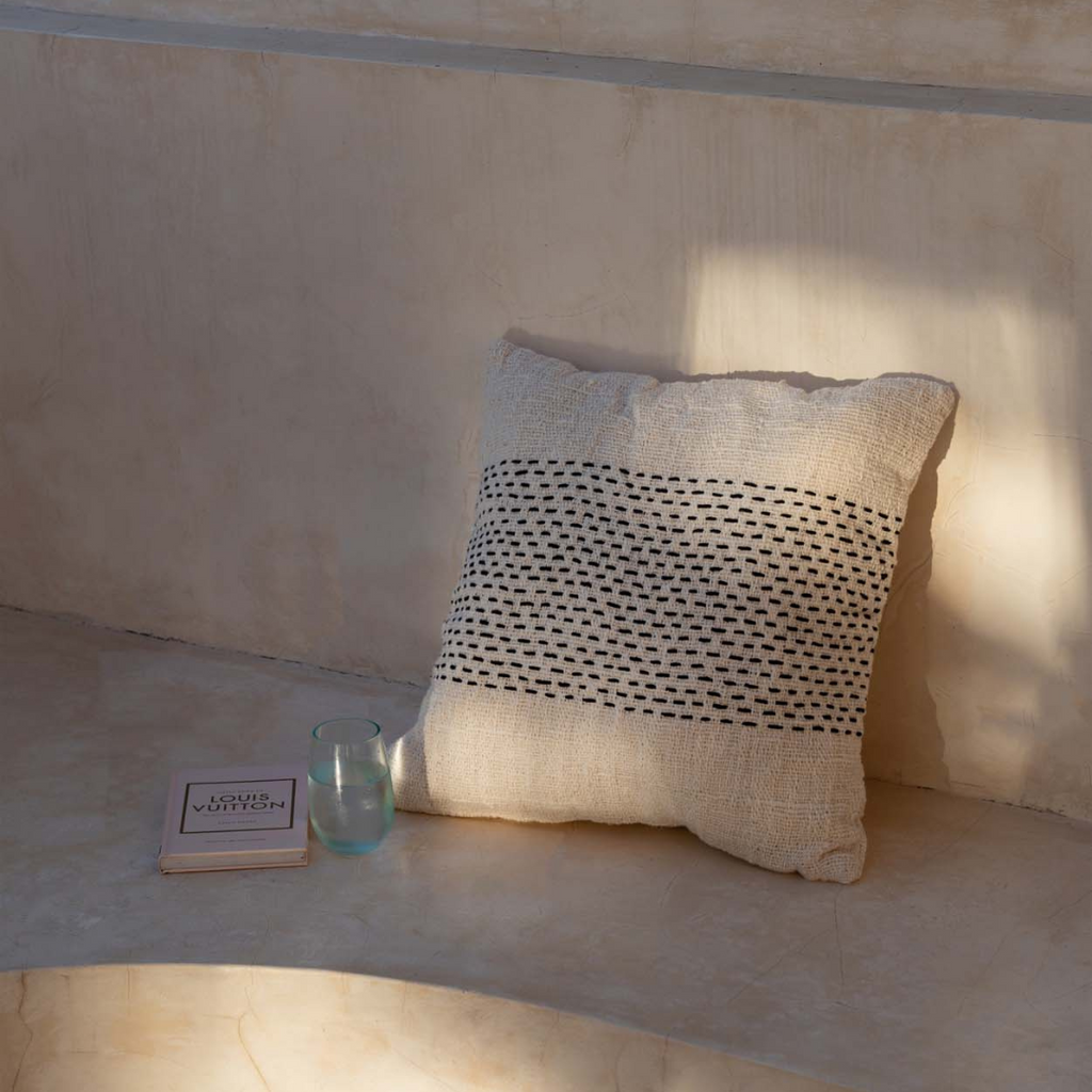 Misty kussenhoes als decoratief accent op een neutrale bank in een boho-sfeer